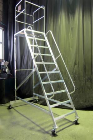 Лестница алюминиевая с площадкой ЛСА на колесах